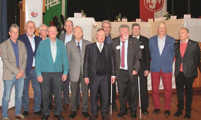 Zahlreiche verdiente Kräfte des Kreisverbands, fürs Foto hier zusammen mit NFV-Präsident Günter Distelrath (Mitte), erhielten eine besondere Ehrung bei ihrem Abschied im Zuge des Kreistages in Hodenhagen.