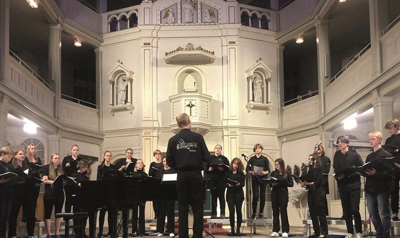 Beste Stimmung: Am Sonntagnachmittag verwandelte der Junge Chor die Stadtkirche in eine fröhliche musikalische Oase. Foto: Liebert