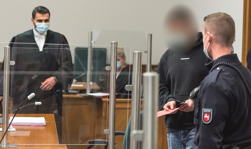 Prozessauftakt: Seit Dienstag muss sich der 35-jährige Maurice G. (Zweiter von rechts) vor dem Landgericht in Lüneburg verantworten. Die Staatsanwaltschaft geht davon aus, dass er für den Tod einer Mutter und ihrer beiden Kinder verantwortlich ist. Foto: dpa