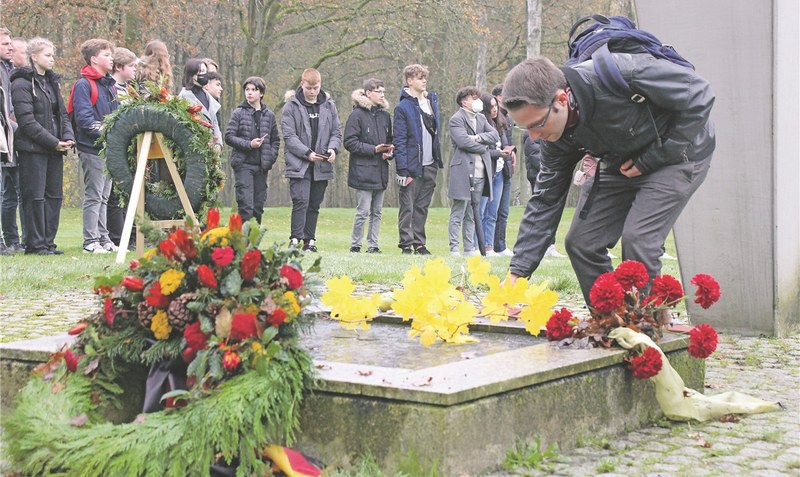 Teilnehmer der Gedenkfeier am Buß- und Bettag legten auf dem Oerbker Kriegsgräberfriedhof Kränze nieder und Tontafeln mit Namen der verstorbenen Soldaten ab. Foto: Eickholt