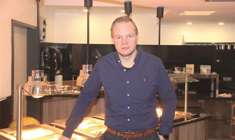 Forellenhof-Chef Nils Fuhrhop tritt die Flucht nach vorne an: Ab Montag gilt in seiner Gastronomie die strikte 2G-Regelung. Foto: Hillmann