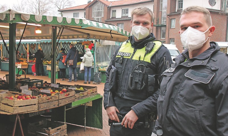 Präsenz zeigen: Die beiden Polizeikommissare Wedel und Terodde aus der Verfügungseinheit der Polizeiinspektion Heidekreis waren am Freitag auf dem Walsroder Wochenmarkt unterwegs. Foto: Eickholt