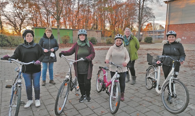 Nach einem Schwimmkurs für Migrantinnen gibt es nun das Fahrradprojekt: (vorn, von links) Ghada, Emina, Nijmhe und Roksa erhalten bei ihren ersten Fahrversuchen unter anderem von Irmela Maaß und Gisela Seidel (hinten, von links) Unterstützung. Foto: Scheele