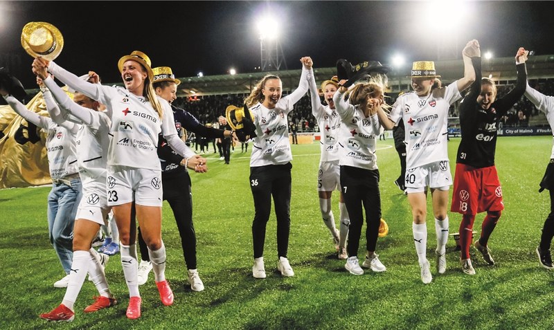 Ausgelassen feierte Stefanie Sanders (vorne links mit Nr. 23) nach nur neun Monaten in Schweden ihren ersten Meistertitel mit dem FC Rosengård . Foto privat