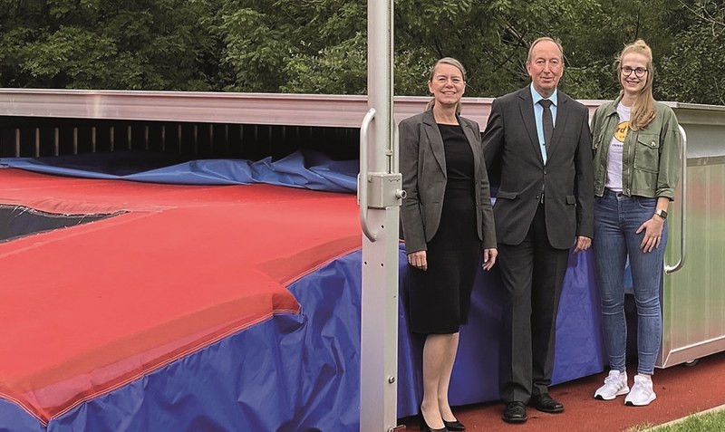 Machte sich selbst ein Bild von der neu angeschafften Abdeckung: Volksbank-Regionalleiterin Birgit Broocks (links) mit Gerd Baumgarten und Saskia Göbel (beide TVJ Walsrode). Foto: TVJ