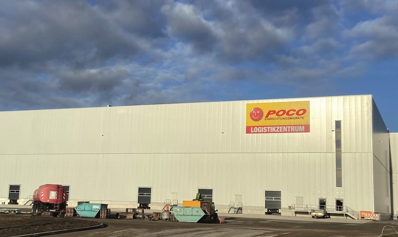 Betrieb aufgenommen: Im Außenbereich gibt es am Poco-Logistik-Zentrum in Benefeld zwar noch Kleinigkeiten zu erledigen, aber in den Hallen wird seit gut vier Wochen bereits Ware eingelagert. Fotos: Reinbold