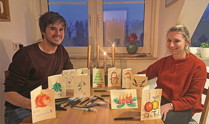 Die Weihnachtskarten von Elisabeth Okon und Marcel Borchert zieren fortan die Nachttische einiger Altenheimbewohnerinnen und -bewohner in Walsrode. Ihr Aufruf: Nachmachen!Foto: Borchert
