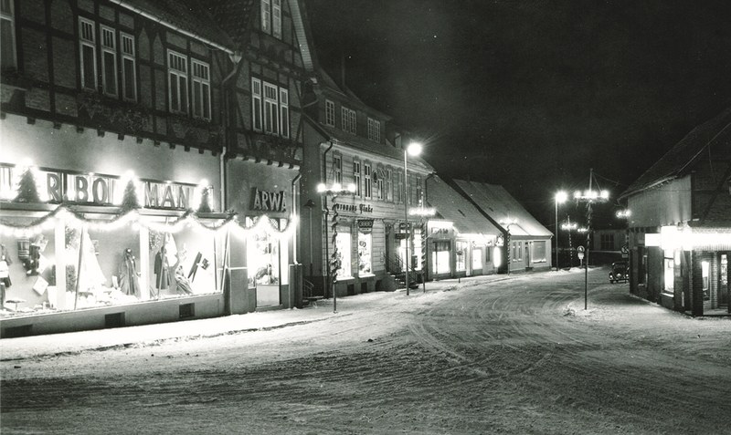 Momentaufnahme: Die verschneite und weihnachtlich geschmückte Walsroder Straße in der Stadt Fallingbostel Ende der 1950er Jahre. Foto: Stadtarchiv Bad Fallingbostel