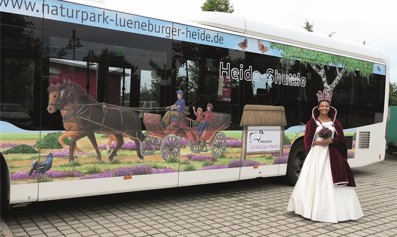 Majestätischer Besuch: Heide-Shuttle mit Heidekönigin Leonie Laryea aus Amelinghausen. Foto: Naturpark Lüneburger Heide