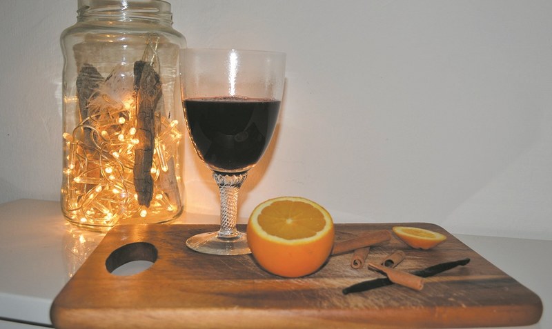 Genau fünf Zutaten braucht man für einen guten Glühwein: Eine Flasche Rotwein, eine Orange, zwei Zimtstangen, vier Gewürznelken und drei bis vier Esslöffel Zucker.Foto: Weber