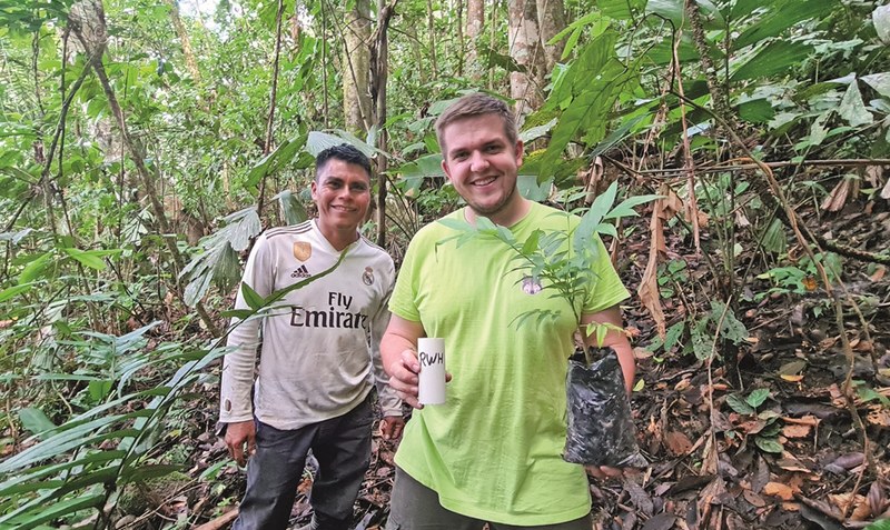 Jan Pflugstedt (rechts) pflanzt mit Parkranger Cesar neue Bäume in Ecuador. Foto: privat