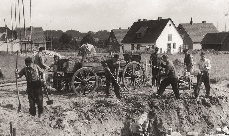 Ausschachtungsarbeiten zum Hausbau am Walsroder Bismarckring 90 am 27. Juni 1954. Foto: Privatsammlung Karlheinz Hoeft