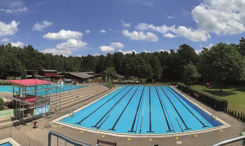 Zeit für Veränderungen: Der große Schwimmerbereich (rechts im Bild) wird verkleinert, dafür kommt ein Aktivbecken.