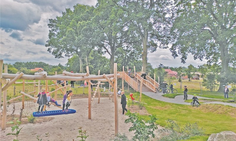 Zwei neue Spielplätze innerhalb von vier Wochen: Für viele Kinder, wie in Buchholz ist das eine tolle Nachricht im Sommer. Foto: Scheele