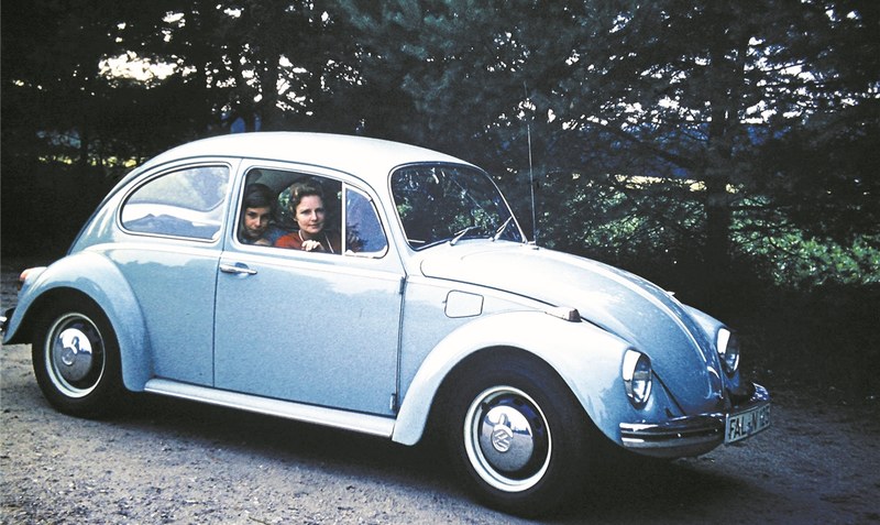 Ab auf große Fahrt: Mitglieder der in Fallingbostel wohnenden Familie Sahlberger in ihrem neuen VW Käfer, um 1970. Foto: Privatsammlung Sahlberger