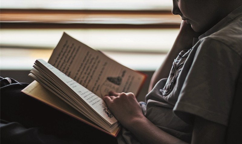 Oft braucht es Unterstützung beim Lesen: Grundschüler, die bei ihren ersten Schritten zum flüssigen Lesen Probleme haben, können Hilfe von den Leselernhelfern bekommen. Symbolfoto: Pixabay