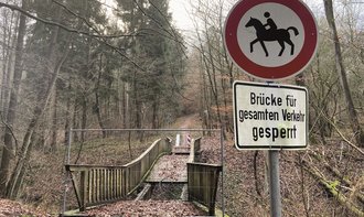 Kein Durchkommen: Die Eibia-Br&Atilde;&frac14;cke am Bomlitzer Waldbad ist seit mehr als zwei Jahren gesperrt. Fotos: Reinbold