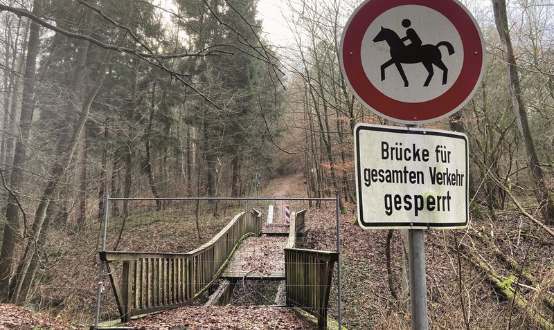 Kein Durchkommen: Die Eibia-Brücke am Bomlitzer Waldbad ist seit mehr als zwei Jahren gesperrt. Fotos: Reinbold