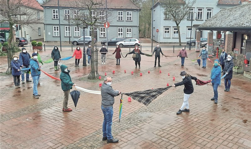#WalsrodezeigtHerz: Unter diesem Motto haben sich Freitagnachmittag gut 20 Personen auf dem Walsroder Rathausvorplatz versammelt. Foto: Meyland