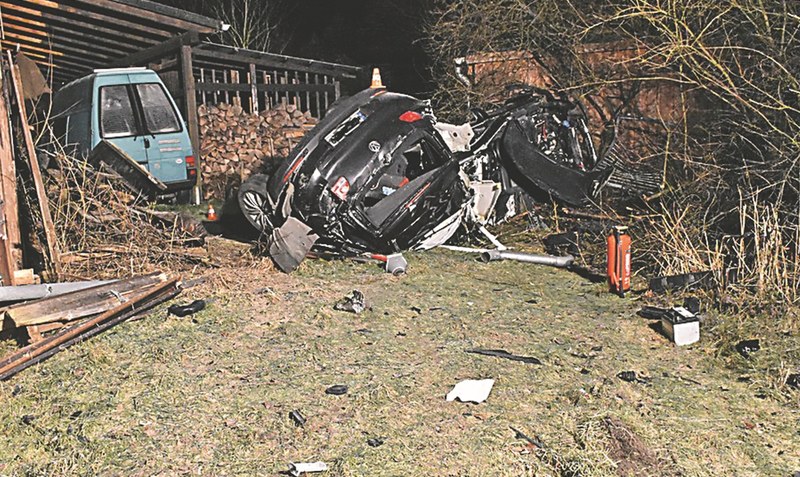 Bei diesem Verkehrsunfall am Sonntag in Dorfmark kam der 26-jährige Beifahrer ums Leben. Fotos: Polizeiinspektion Heidekreis