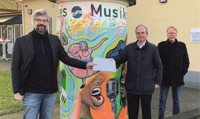 Persönliche Übergabe: Der Lions-Club zeigt sich spendabel, zur Freude von Musikschulleiter Jürgen Heusler (links). Foto: Heidekreis-Musikschule
