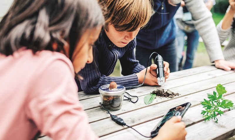 Der “Tag der kleinen Forscher” bietet Kindern die Möglichkeit, Funktionen des Erdbodens kennenzulernen.Foto: Christoph Wehrer / Stiftung Haus der kleinen Forscher