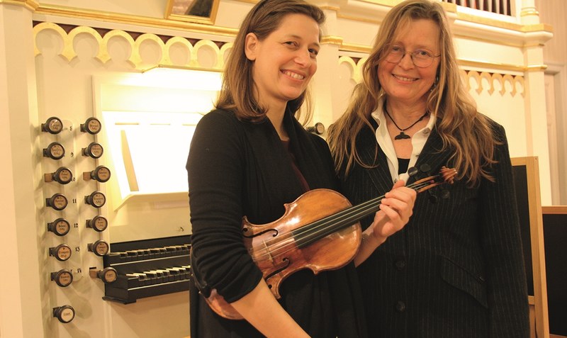 Mareike Neumann und Birgit Wildeman: Die beide Profimusikerinnen hatten ein sorgsam orchestriertes Programm aus Musik und Texten zusammengestellt. Foto: Fischer-Santelmann
