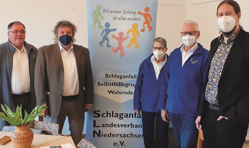 Joachim Krohn, Ullrich Weber, Elfriede Garbade-Campe, Manfred Garbade und Thorben Bernhardt (von links). Foto: Schlaganfall Landesverband Niedersachsen e.V.