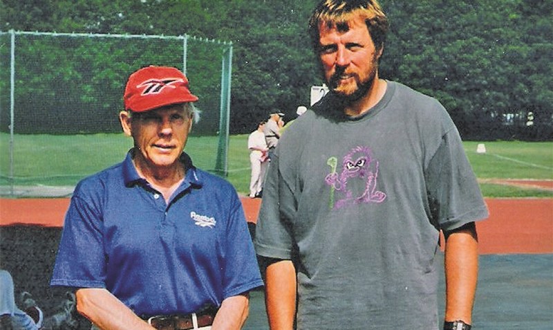 Robert Herchet mit dem von ihm in jungen Jahren am LAZ Südheide aufgebauten späteren Zehnkampf-Weltrekordler Guido Kratschmer (von links). Archivfoto: Horst Johr