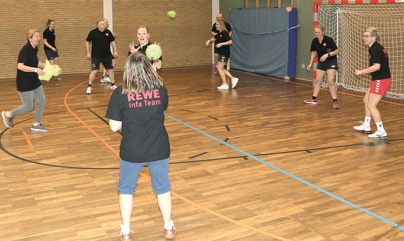 Die “Five-a-Side-”Handball-Mannschaft der HSG Heidmark trainiert mit viel Spaß an der Freunde dienstags in der kleinen Dorfmarker Schulturnhalle. Foto: Julia Machner