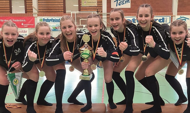 Die U14-Faustball-Mädchen des TV Jahn Schneverdingen gewannen überraschend die Deutsche Meisterschaft in der Halle. Foto: TVJS