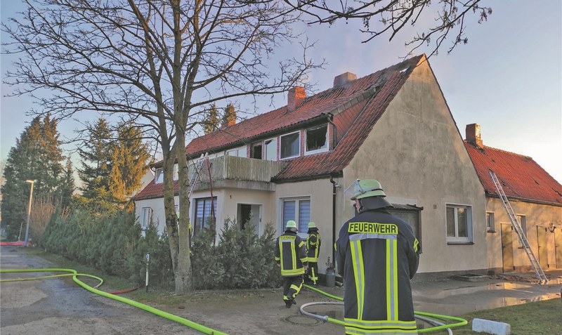 Brand zügig unter Kontrolle: Die Bewohner des Hauses konnten sich noch vor dem Eintreffen der Einsatzkräfte ins Freie retten. Foto: Scheele