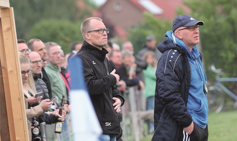 Die SG Nordheide (rechts Trainer Peter Powels) muss weiter auf ihr erstes Punktspiel im Jahr 2022 warten. Foto: WZ-Archiv