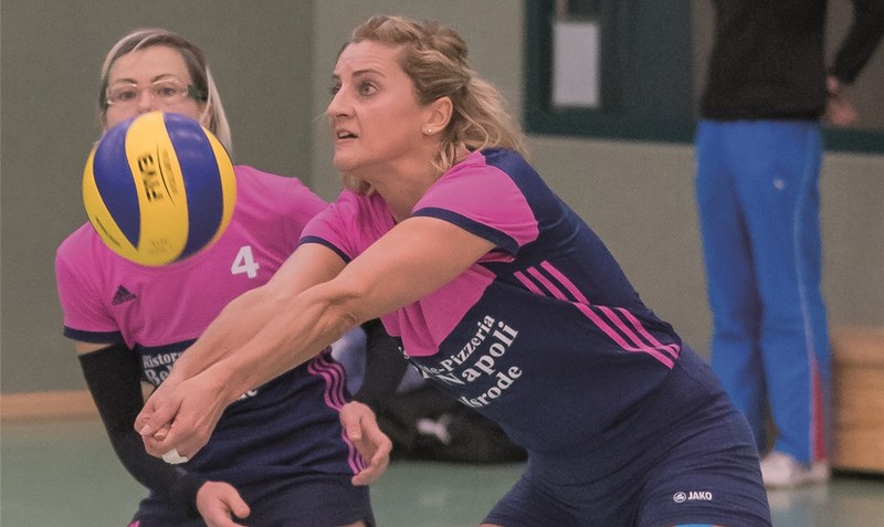 Die Volleyball-Damen des TV Jahn Walsrode (Bild v.r.: Andrea Glöckner und Janina Pientka in der Verteidigung) siegten 3:0 beim Tus Zeven III. Archivfoto: Guido Walther