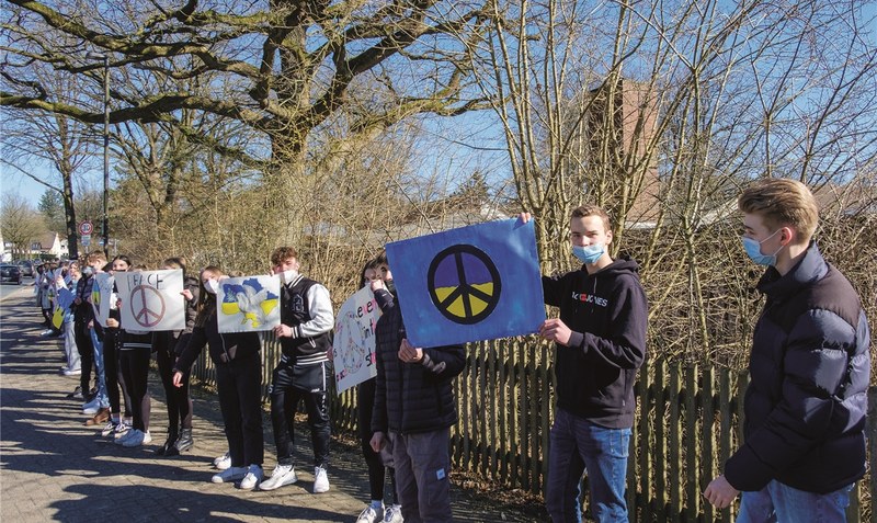 Frieden in der Ukraine: Die Waldorfschule hatte zu einer Aktion mit Plakaten und Menschenkette aufgerufen. Foto: Lars Böttcher