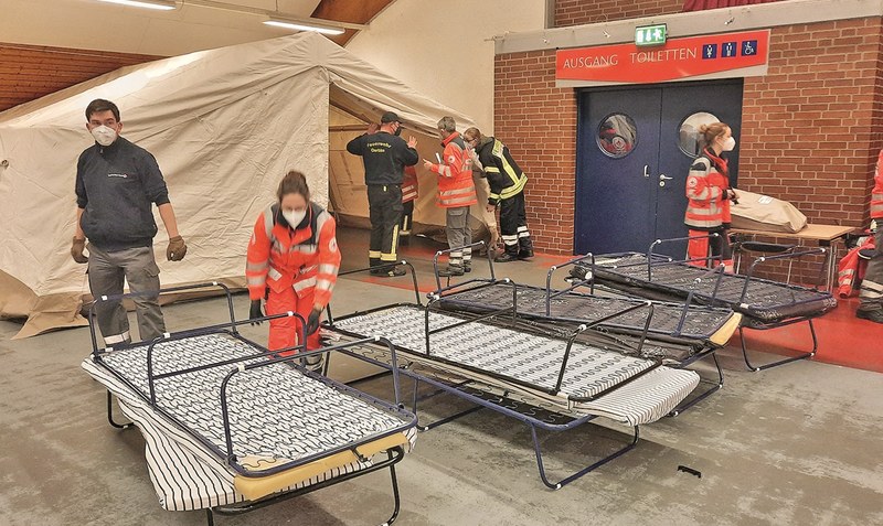 Zelte, Betten und mehr aufgebaut: In der Heidmark-Halle sollen ab Freitag bis zu 186 Geflüchtete vorläufig unterkommen. Foto: Meyland