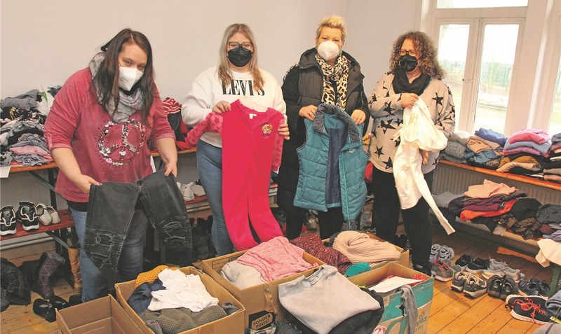 Nachmittagsschicht: Stefanie Bernhard, Finja Oehus, Claudia Oehus und Yvonne Dridi sortieren Kleidungsspenden für überwiegend ukrainische Kriegsflüchtlinge. Foto: Eickholt