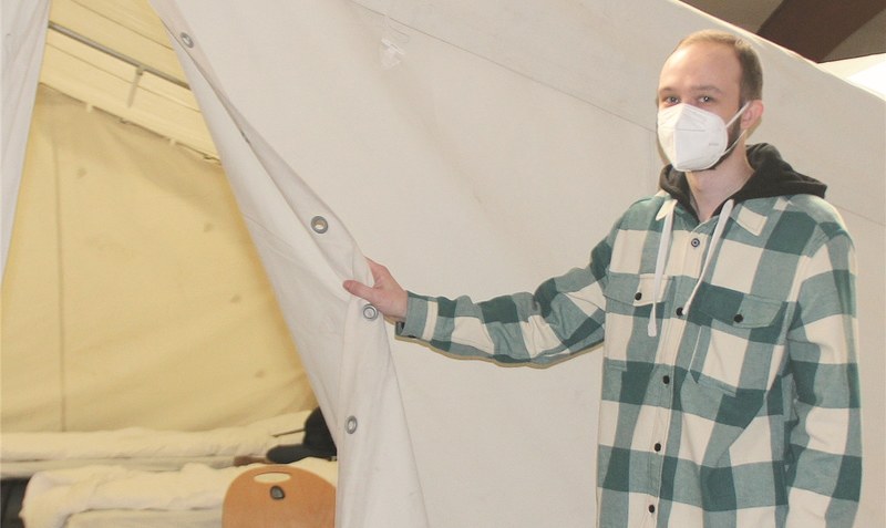Dolmetscher Vladimir zeigt eines der Zelte. Foto: Hillmann