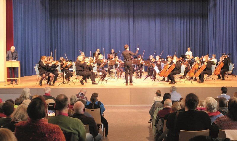 Im Takt: Rund 40 Musikerinnen und Musiker aus der Region bilden das Neue Orchester Walsrode. Thomas Otto übernahm die Rolle des Sprechers in dem musikalischen Märchen. Foto: NOW