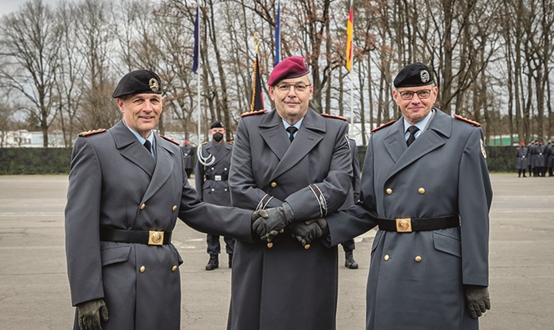 Generalleutnant Alfons Mais (Mitte) mit dem scheidende Generalleutnant Stephan Thomas (rechts) und dessen Nachfolger Generalleutnant Andreas Marlow (links). Foto: Bundeswehr/Mario Bähr