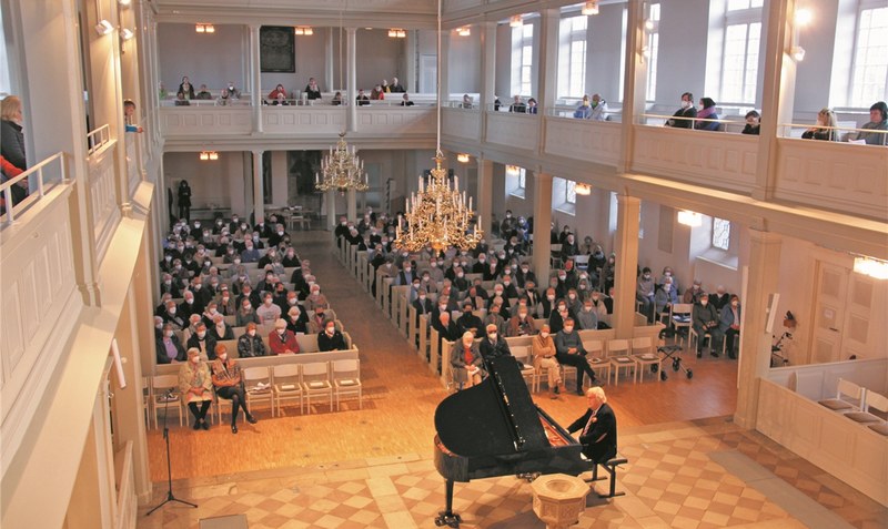 Begeistert mit seinem Klavierspiel: Der bekannte Pianist und Dirigent Justus Frantz war auf Einladung des Walsroder Klosters zu Gast. Foto: Scheele