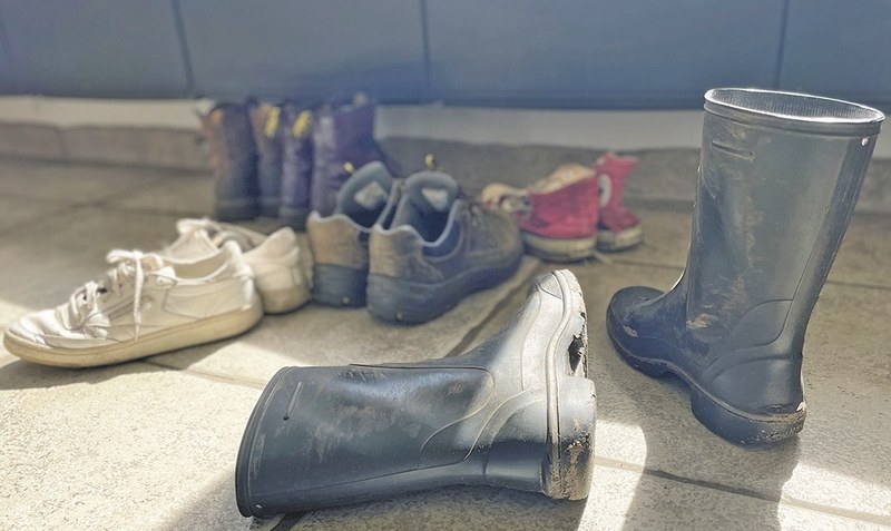 Zwischen wetterfesten Gummistiefeln und sportlichen Sneakers: Schuh-Chaos im Hausflur. Foto: Weber