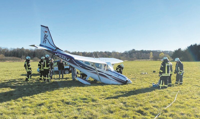 Großes Glück: Bei der Landung wird der Pilot nur leicht verletzt. Foto: Feuerwehr