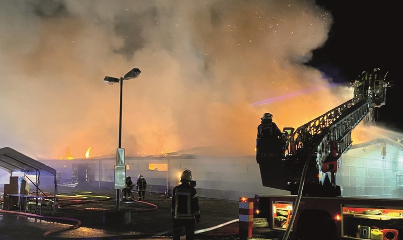 In Vollbrand: Das Feuer am frühen Donnerstagmorgen zerstörte die Großraum-Diskothek im Walsroder Gewerbegebiet komplett. Foto: Reinbold