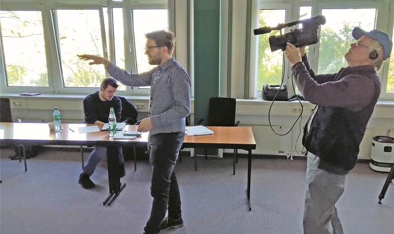 Den fertigen Film schon vor Augen: Regisseur Nils Braun (Mitte) beim Casting in Walsrode. Foto: Herrmann