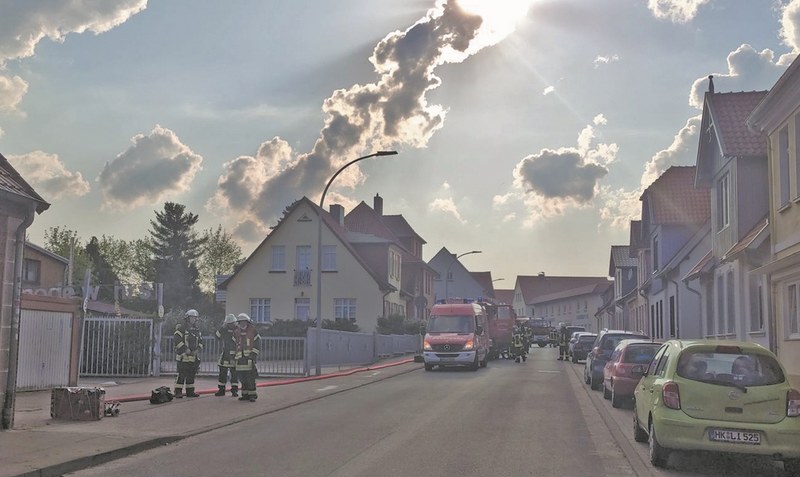 Die Wiesenstraße bleibt für die Dauer der Feuerwehrarbeiten gesperrt. Foto: Scheele