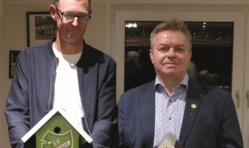 Bei der Jahreshauptversammlung des SV Hodenhagen wurden der Vorsitzende Harald Bäßmann (rechts) und Schatzmeister Helge Rohleder verabschiedet. Foto: Andreas Alps