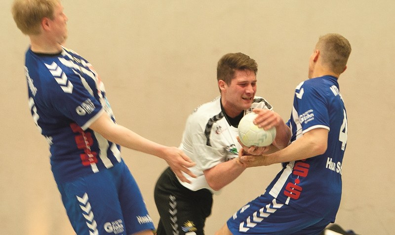 Beim VfL Horneburg gibt am Sonntag die I. Handball-Herrenmannschaft der HSG Heidmark (Bild: Thore Herzberg am Ball) ihre Visitenkarte ab. Archivfoto: Ekki Beuth