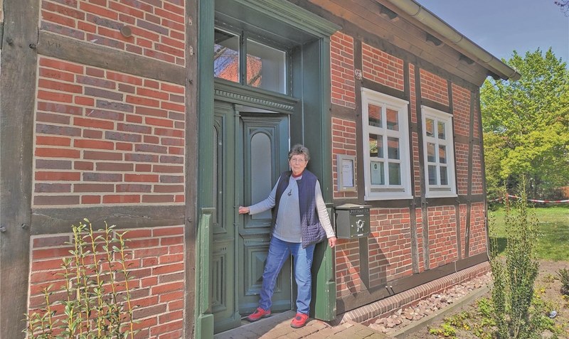 Neue Heimat für das Archiv: Helia Sauerwein gibt einen Einblick in die Räume des Werkstatthauses. Foto: Scheele