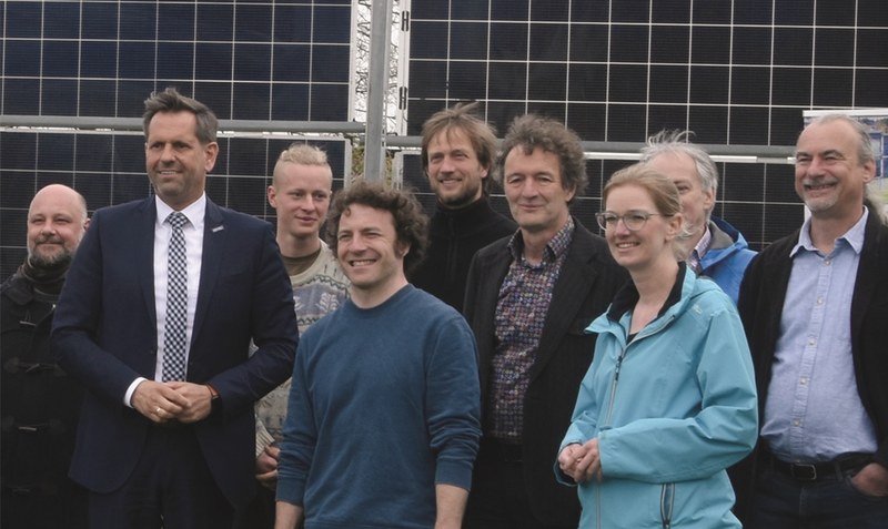 Gruppenfoto zur Bescheidübergabe: Umweltminister Olaf Lies (Zweiter von links) war am vergangenen Freitag zu Besuch bei der Regional- und Energiegenossenschaft Aller-Leine-Weser. Foto: REALWeg